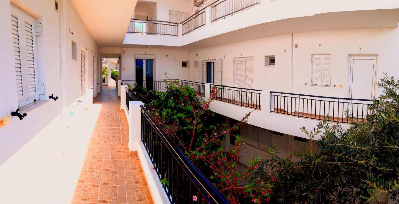 Ενοικιαζόμενα Δωμάτια Γεωργία Σταμούλου Rovies Exterior foto
